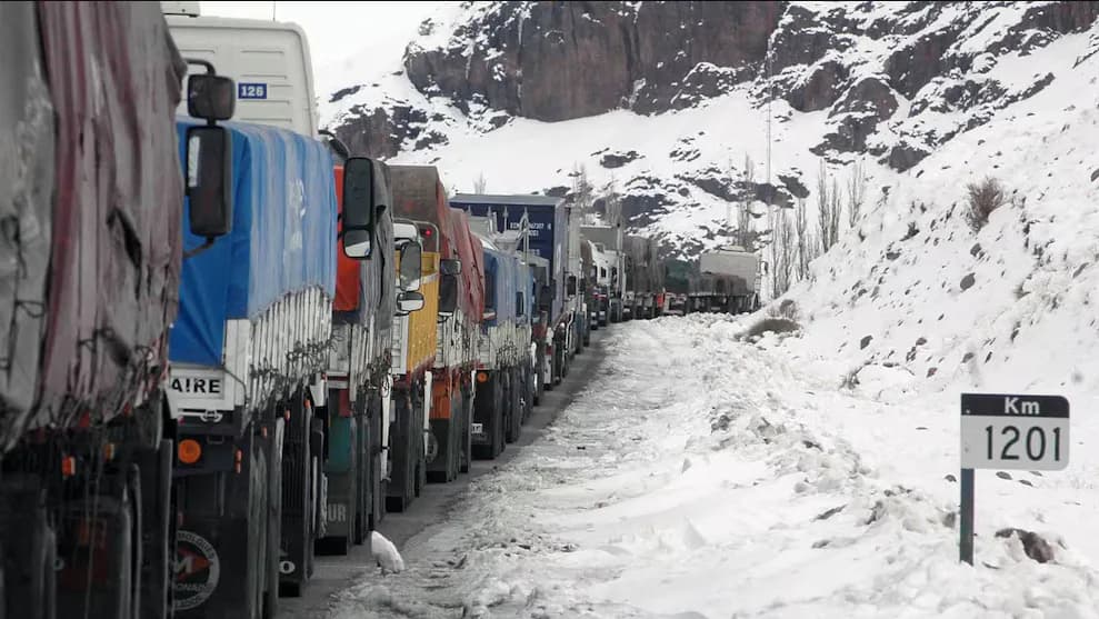 Temporal récord en la cordillera: más de 3.000 camiones varados por el cierre continuado de los pasos a Chile