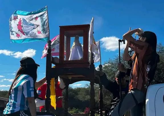 La fe salió a los caminos: multitudinaria caravana por la Virgen del Carballo