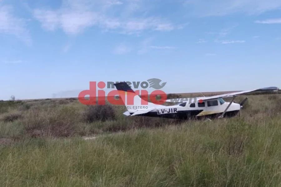 Misterio en Santiago: hallaron una avioneta abandonada en medio de bañados