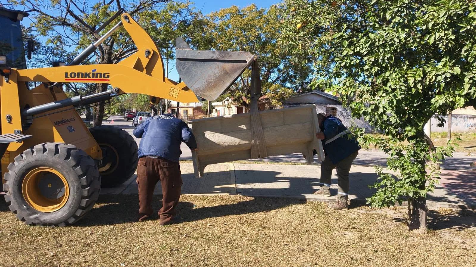 Instalan nuevos bancos de hormigón para equipar los espacios verdes de la Capital