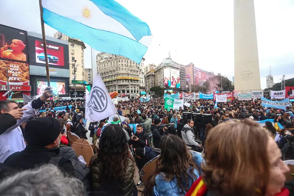 Científicos y universitarios se movilizaron al Obelisco para denunciar despidos masivos y el presupuesto más bajo desde 1972