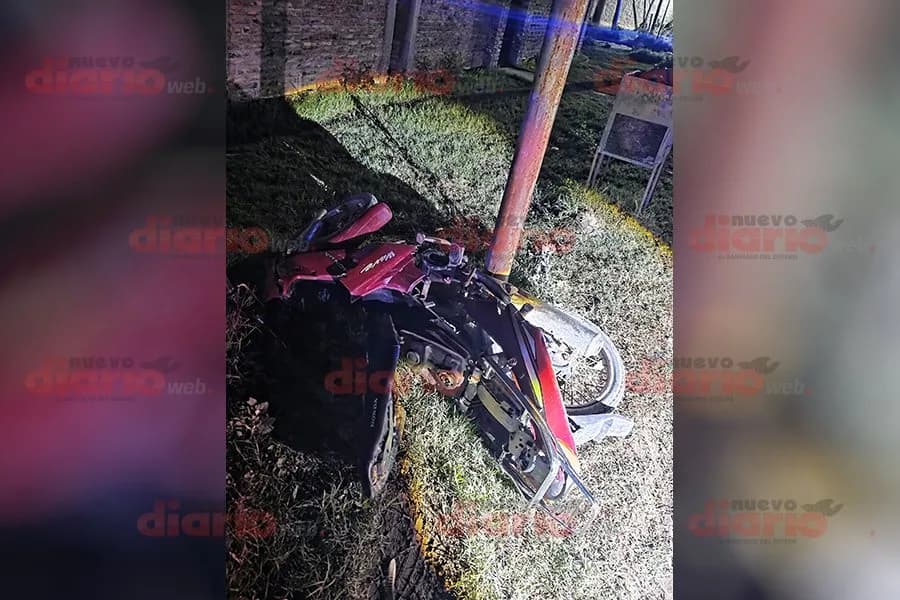 Chocó con un automóvil, perdió el control y terminó contra un poste de alumbrado