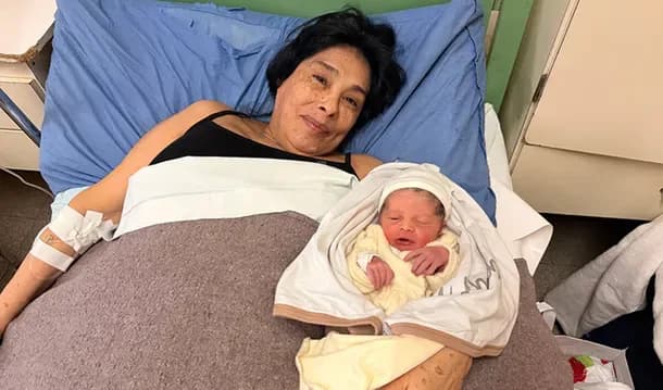 ¿Cómo están la mujer de 62 años y su bebé tras hacer historia en el país recibió el alta y regresó a su casa con su hijo David?