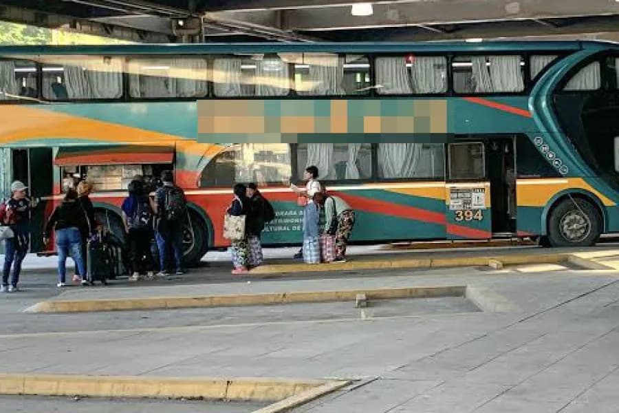 Bajó del colectivo en Santiago, fue a buscar sus valijas y no estaban
