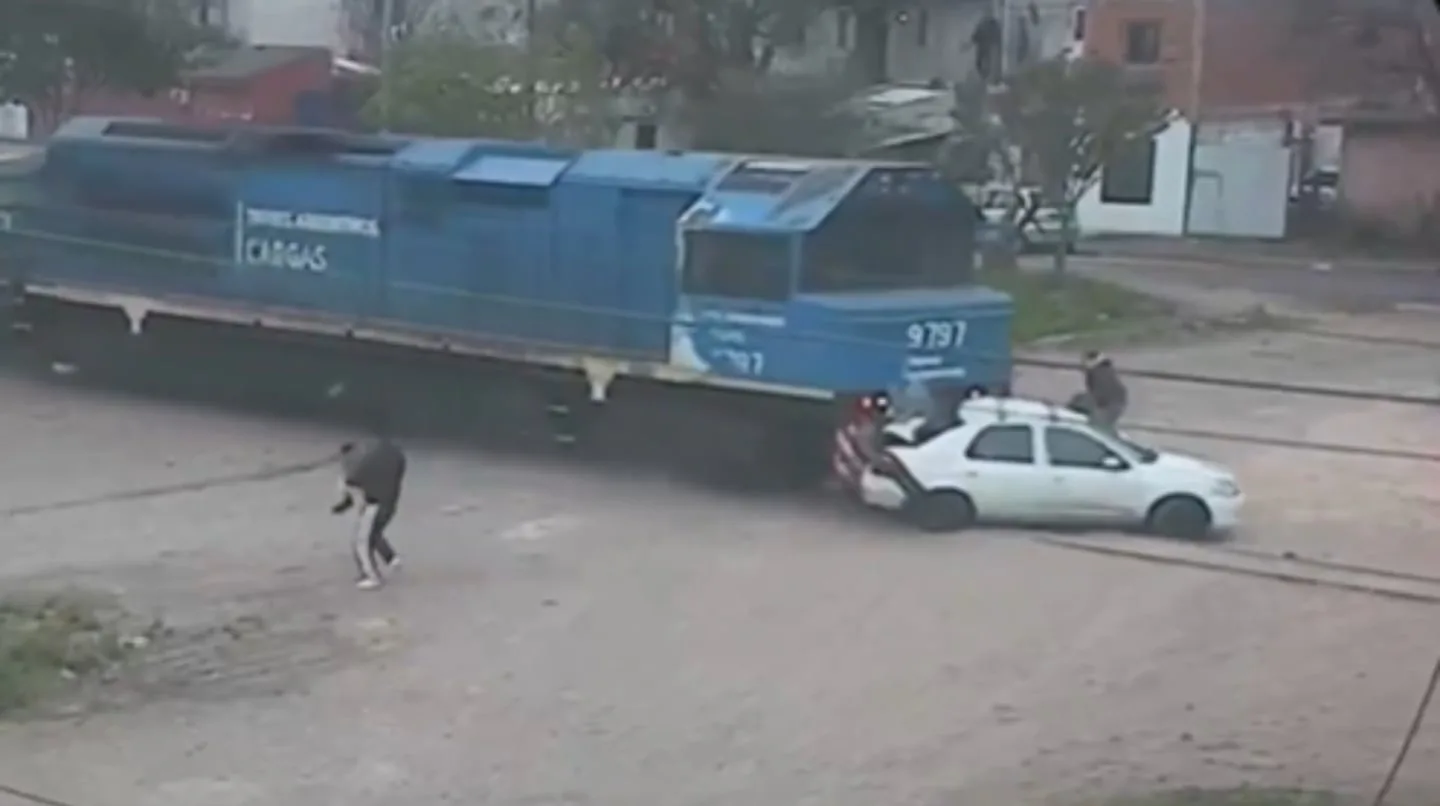 Video impactante: el auto quedó sobre las vías y un tren lo arrastró varios metros