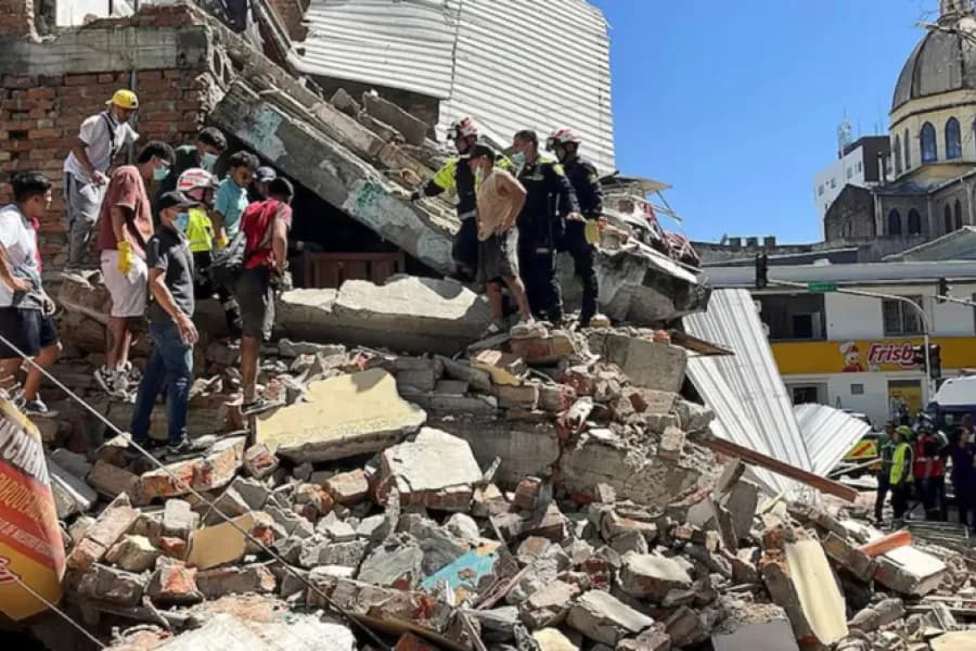Sube a 314 la cifra de muertos por el devastador terremoto en Colombia y continúan las labores de rescate