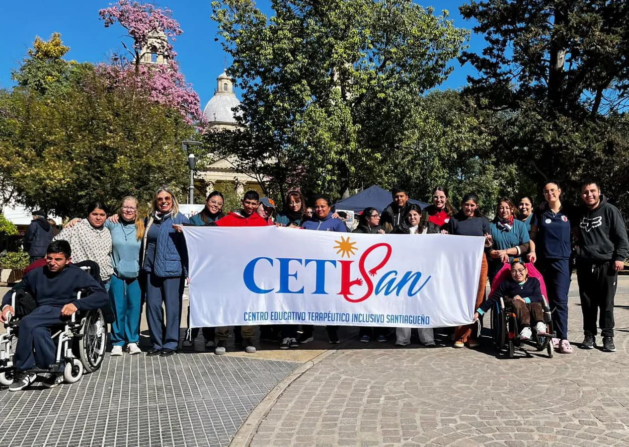 CETISAN volvió a Plaza Libertad con artesanías y productos elaborados por sus jóvenes