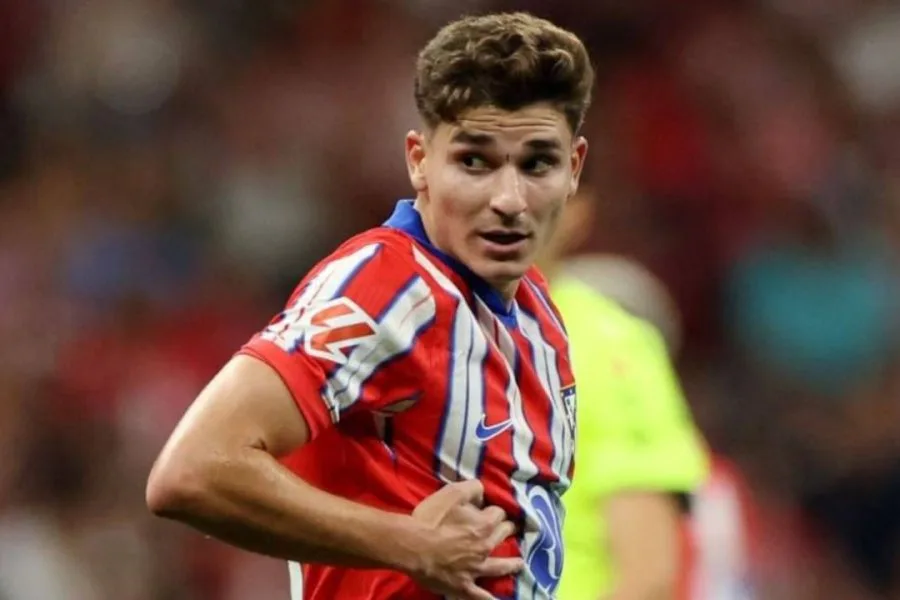 Aparecieron pancartas contra Julián Álvarez en el predio del Atlético de Madrid tras los rumores de salida