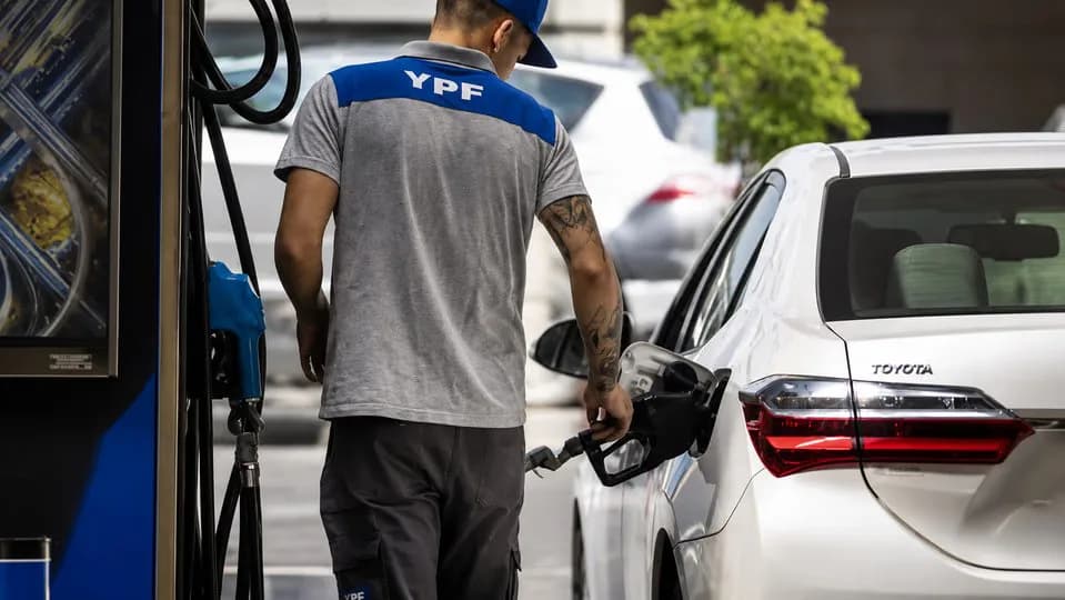 La venta de combustibles cayó 6,4% y acumuló seis meses consecutivos en baja