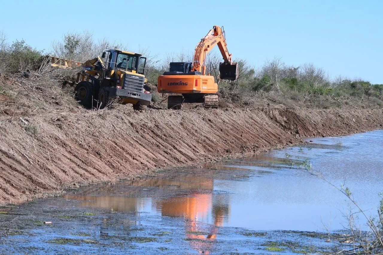 Añatuya se prepara para las lluvias: intensifican trabajos en un canal clave