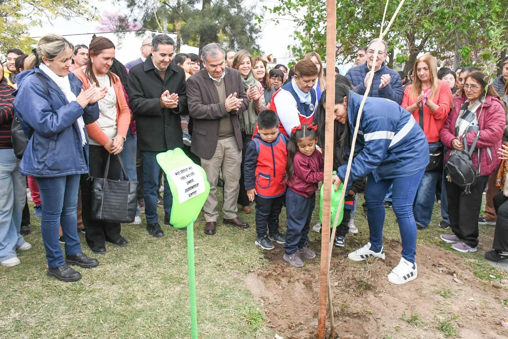 La Municipalidad de Santiago del Estero plantó decenas de árboles en la plaza Francisco Primero del barrio Borges
