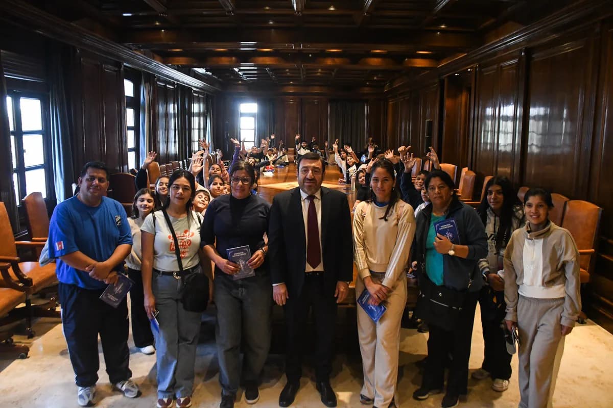 Alumnos de Bandera visitaron Casa de Gobierno y fueron recibidos por autoridades provinciales