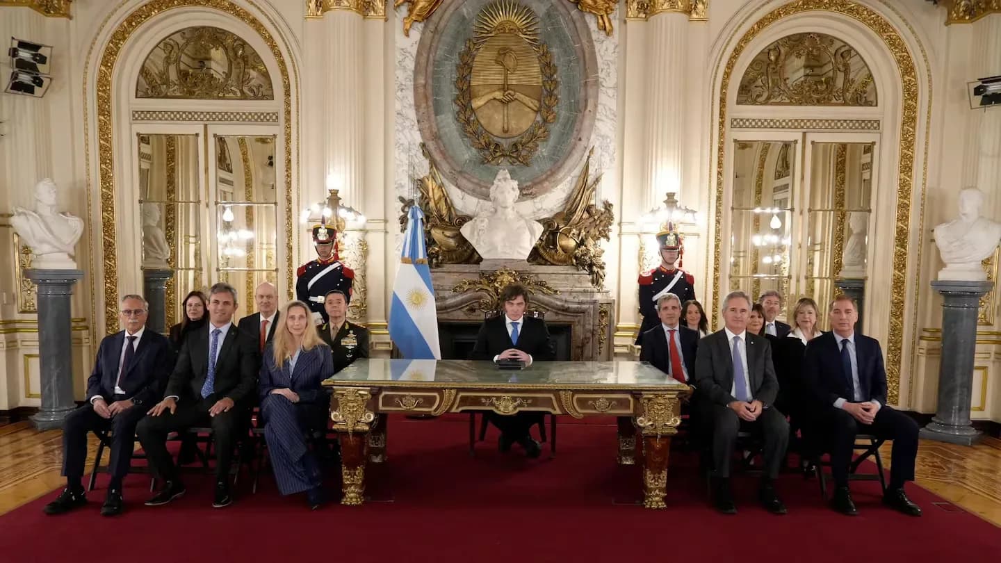 Milei lanzó un paquete de medidas contra la exploración petrolera en Malvinas y anunció una base naval en Tierra del Fuego