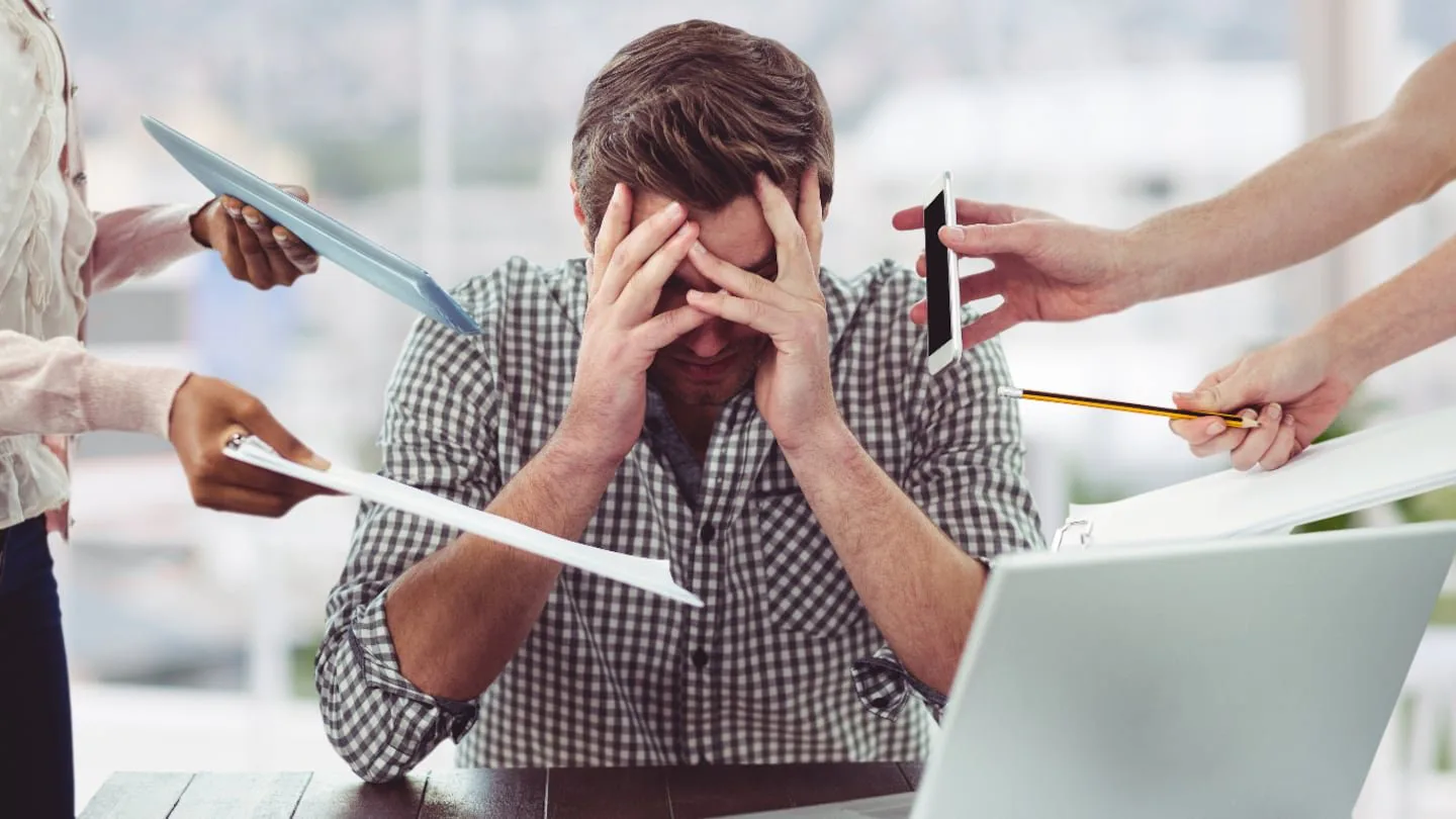 ¿Por qué sentimos que nunca alcanza el día? El costo de vivir siempre apurados