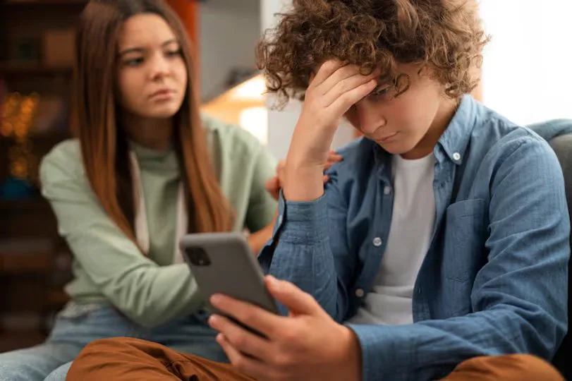 Del aula al celular: por qué el bullying puede perseguir a chicos y adolescentes todo el día