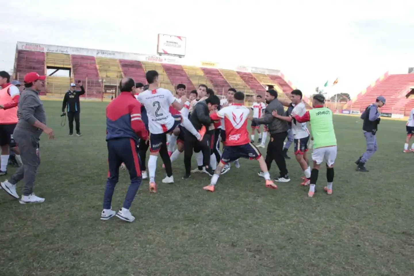 Video | Escándalo en el Federal A: un gol sobre la hora terminó en una batalla campal