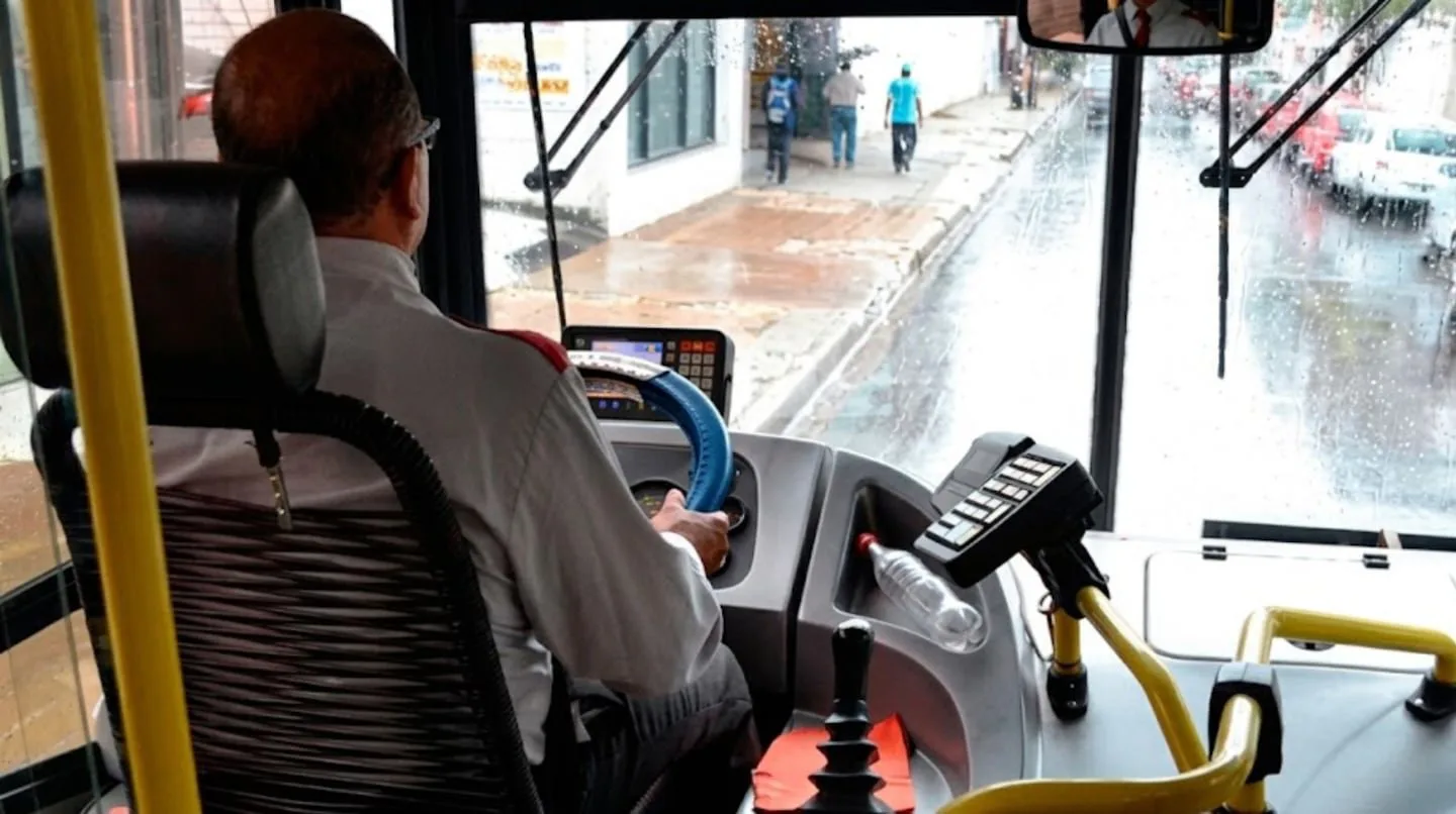 El colectivo la dejó lejos del cordón, cayó en una zanja y ahora deberán pagarle una suma millonaria
