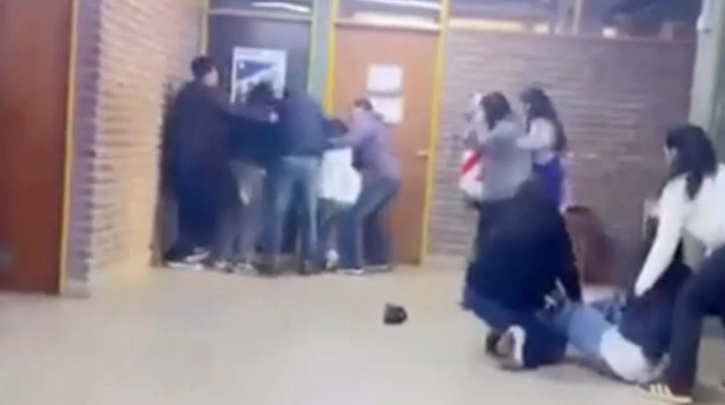 Video | Violenta pelea entre cuatro alumnas en pleno recreo: tuvieron que intervenir docentes