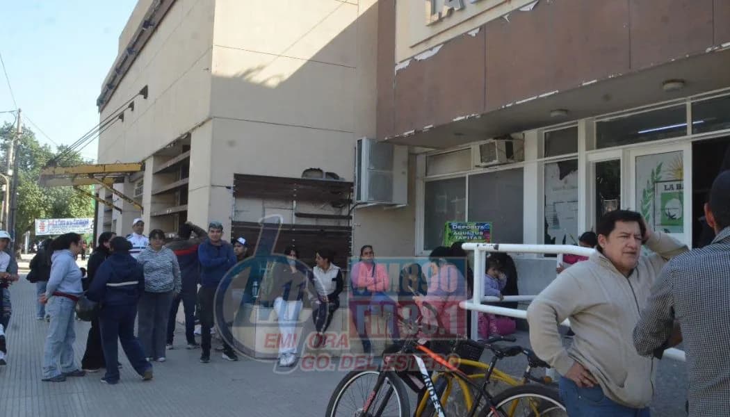Segundo día de reclamos en La Banda: trabajadores denuncian nuevas bajas y siguen esperando respuestas
