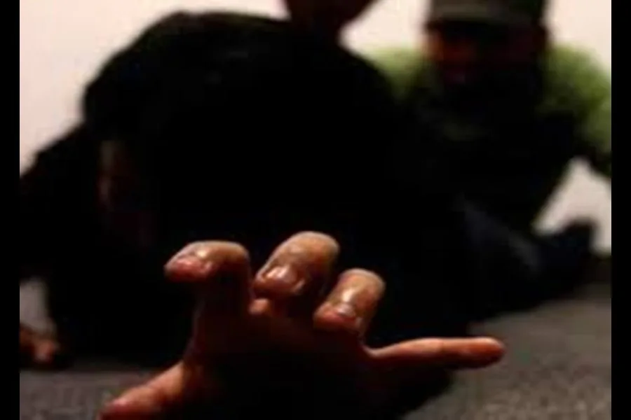 Grave denuncia: una mujer acusó a un ordenanza de abusarla dentro de un aula