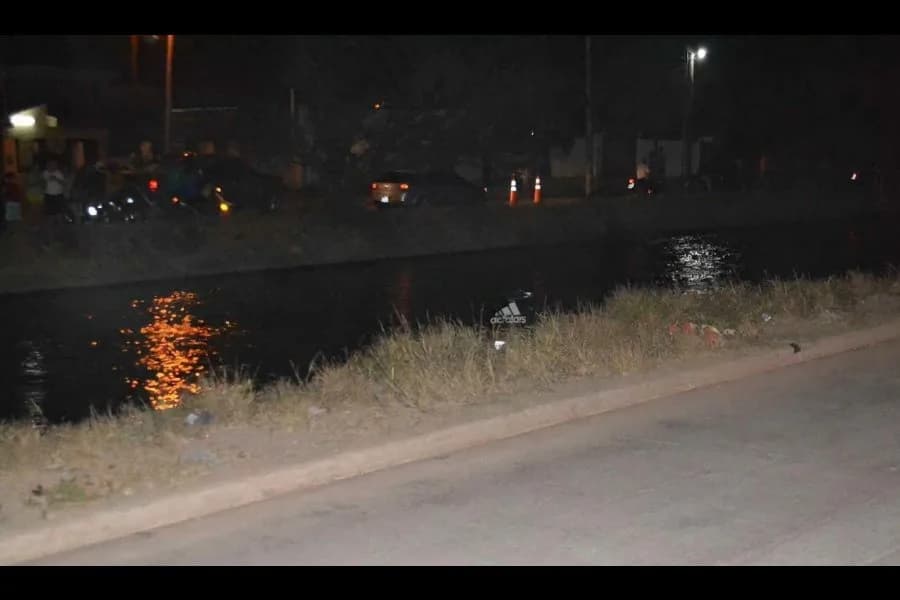 Escapó de dos delincuentes para evitar que le robaran y terminó cayendo con la moto a un canal