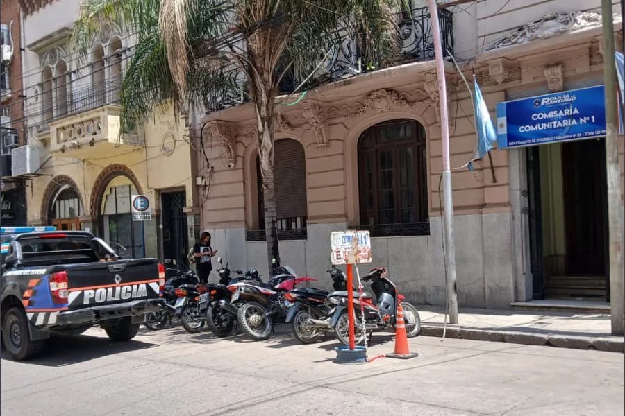 Escándalo en pleno Centro: un remisero acusó a dos jóvenes de amenazarlo con un cuchillo y robarle