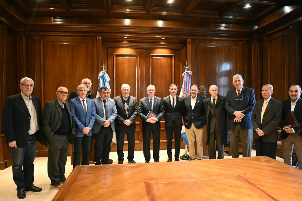 El gobernador Elías Suárez recibió a autoridades de la Academia de Ciencias y Artes