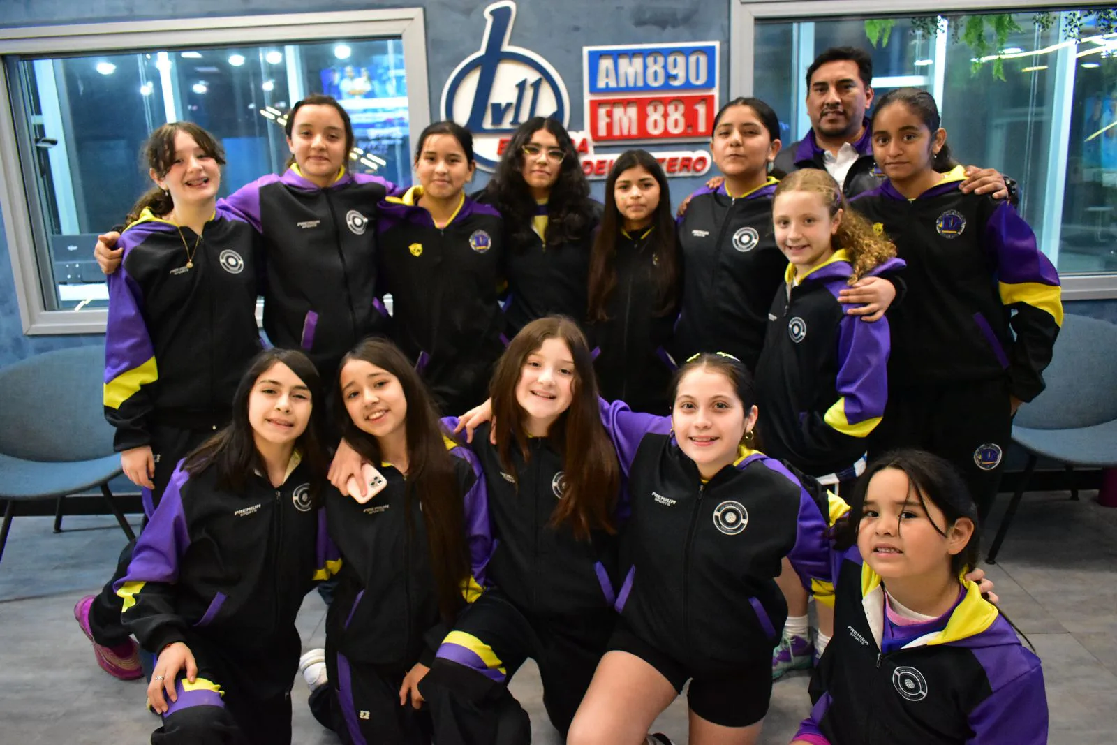 El plantel de Lume Voley visitó LV11 tras obtener el tercer puesto en el Torneo Regional NOA y lograr la clasificación a la Copa Argentina.