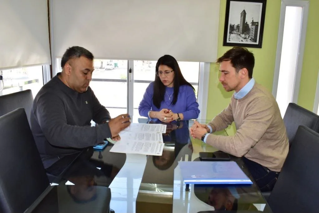 Fernández y Los Romanos firmaron un convenio para tramitar la Licencia Nacional de Conducir