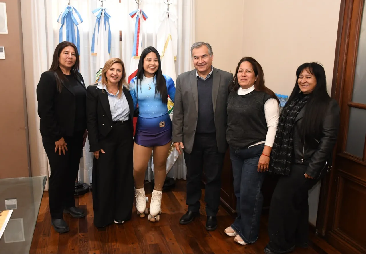 Norma Fuentes recibió a la deportista Guadalupe Noriega Morán tras consagrarse doble campeona nacional de patín