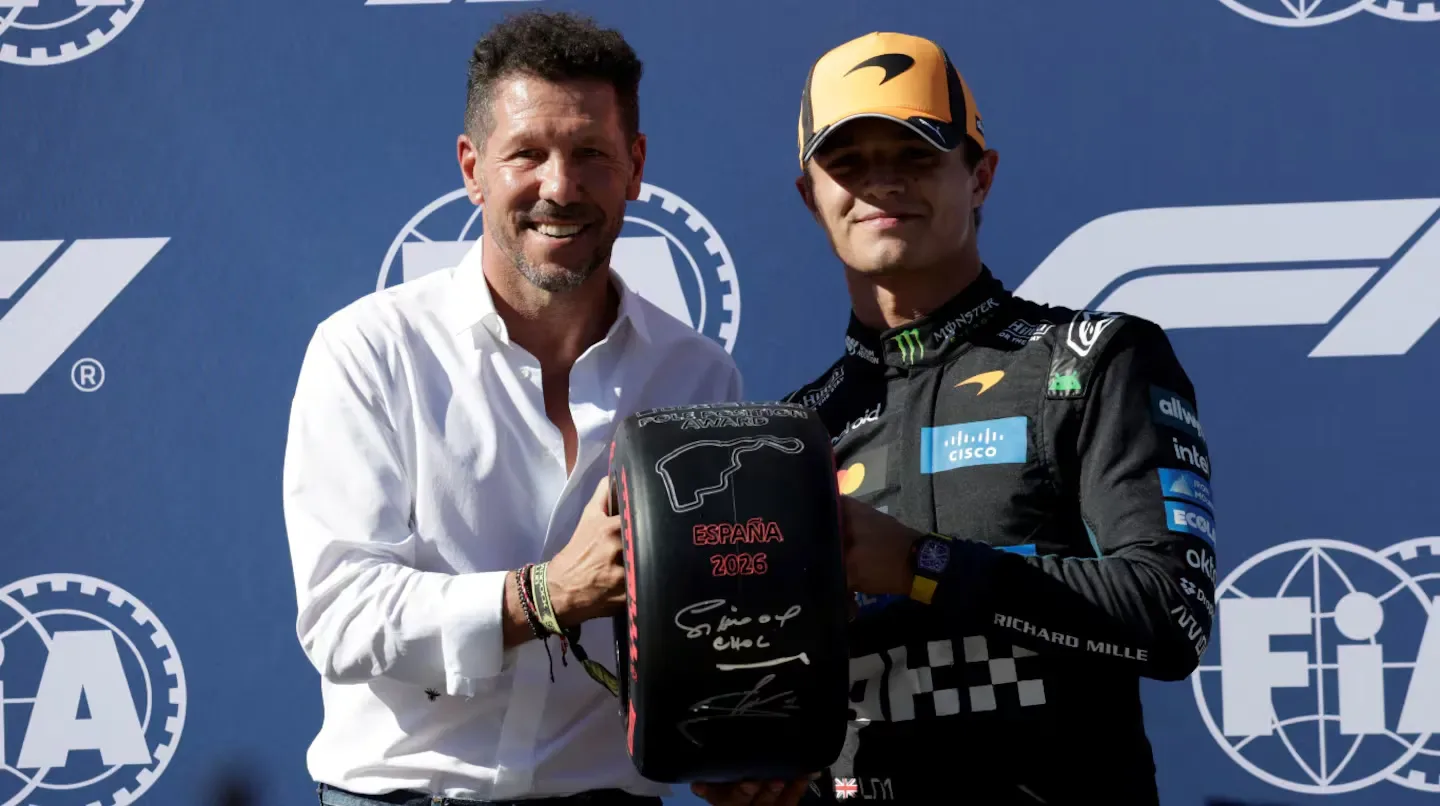 Diego Simeone entregó el premio de la pole position a Lando Norris en el Gran Premio de España
