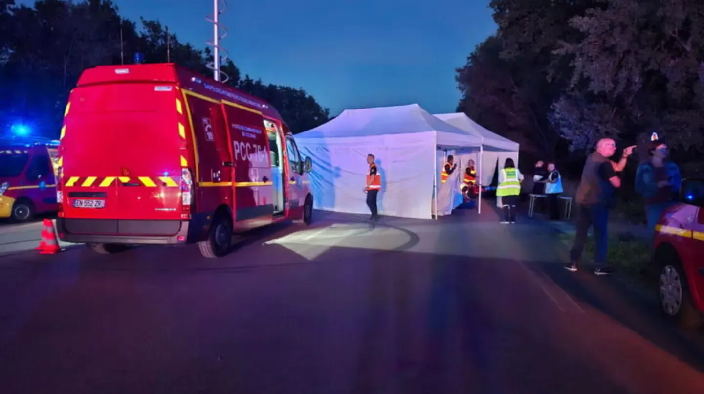 Un tren regional descarriló en el norte de Francia dejando al menos 44 heridos y una joven en estado grave
