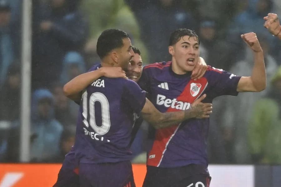 River derrotó a Atlético Tucumán sobre el final y estiró su racha ganadora