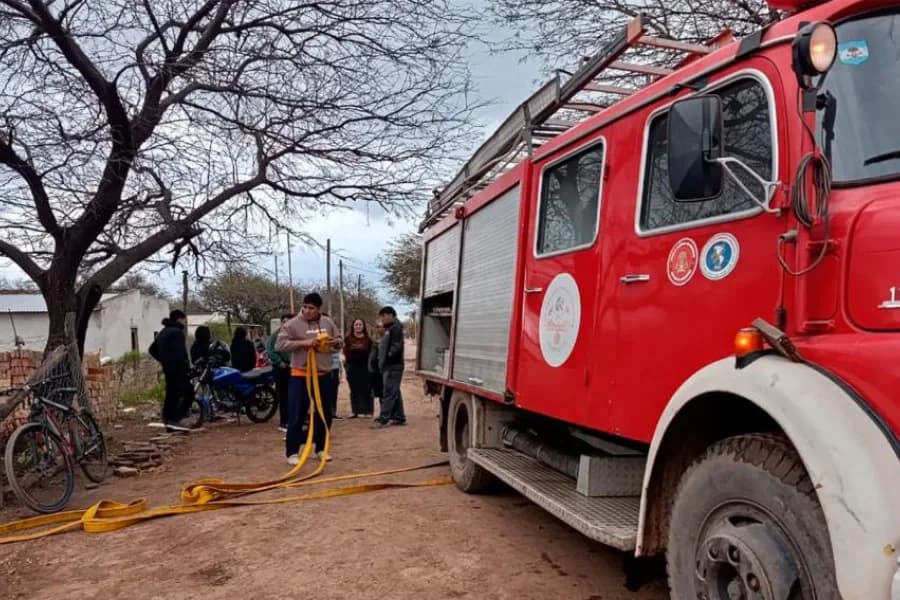 Un incendio destruyó una vivienda en Añatuya y dejó una mujer hospitalizada