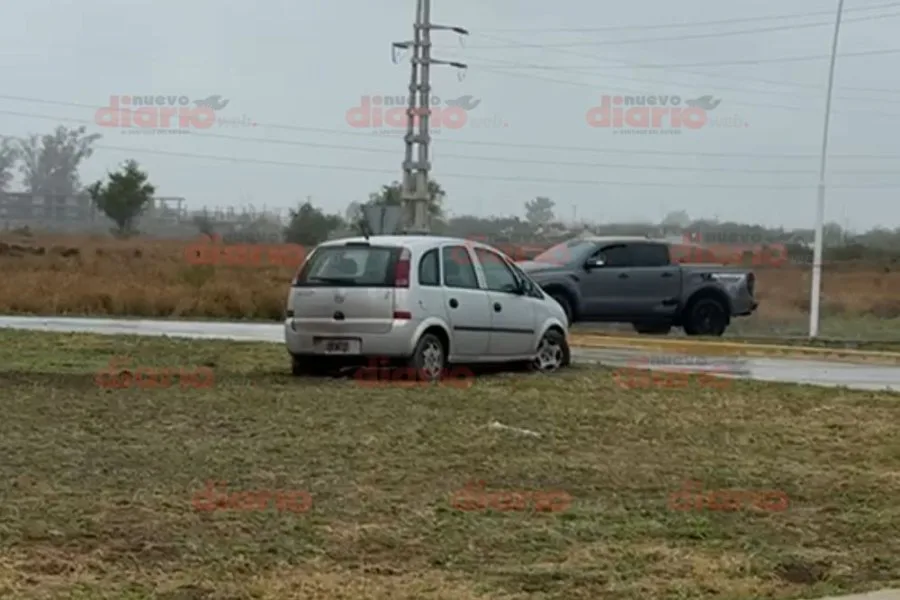 Perdió el control, derrapó y terminó arriba de una isleta en el ingreso al puente