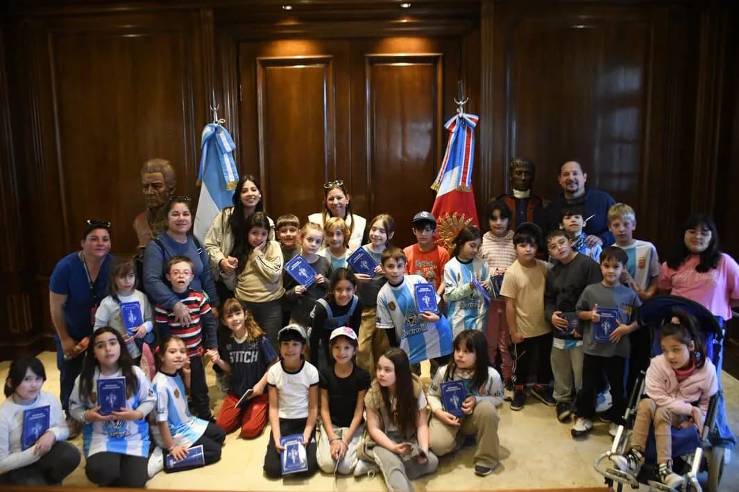 Alumnos de un colegio de Tucumán visitaron la Casa de Gobierno en el marco de un proyecto educativo