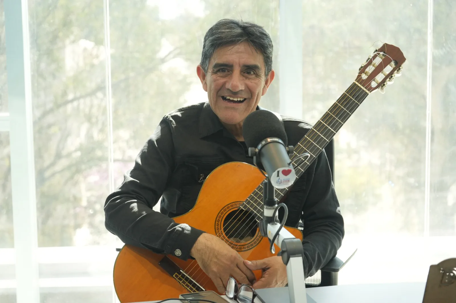 Dani Carabajal pasó por LV11 y convocó a una “juntadita” de músicos por los 114 años de La Banda