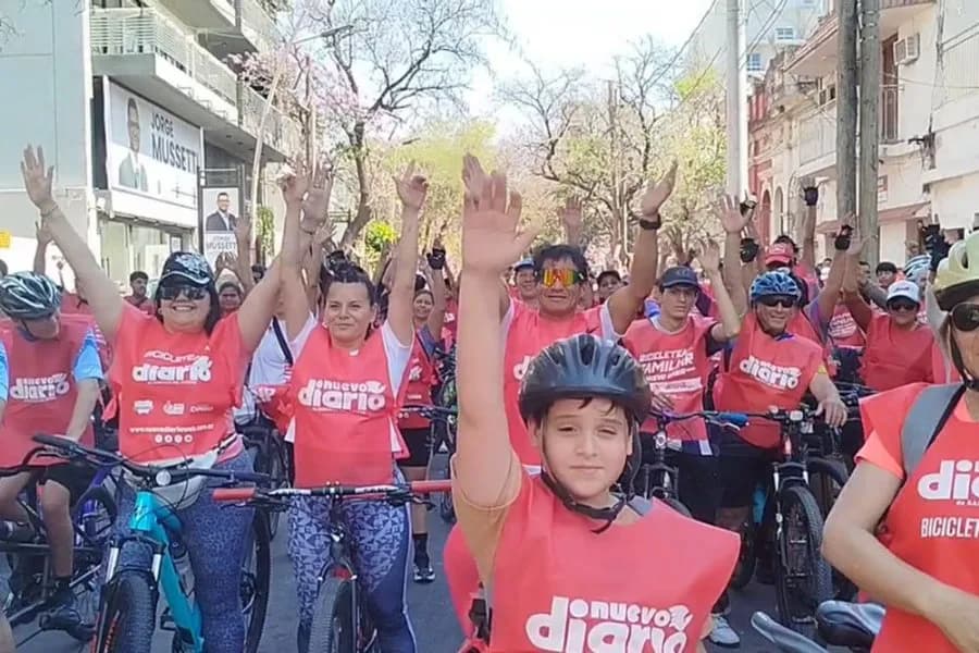 Una multitud se concentra en Libertad y Gorriti a minutos del comienzo de la Gran Bicicleteada Familiar