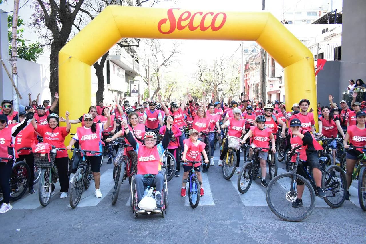 Una marea roja colmó las calles: así fue la multitudinaria largada de La Gran Bicicleteada Familiar