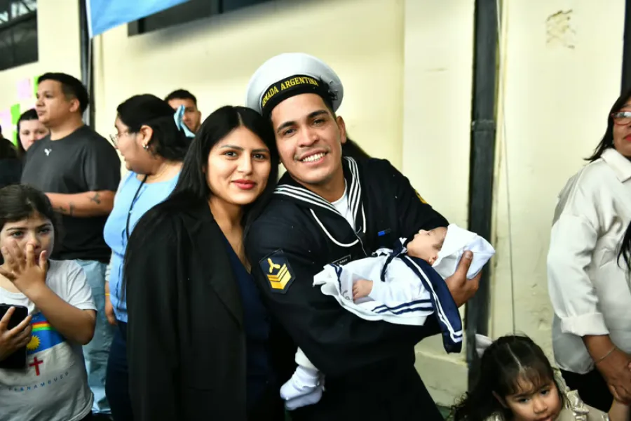 Un marino que vio el nacimiento de su hija por videollamada pudo conocerla tras el regreso de la Fragata Libertad
