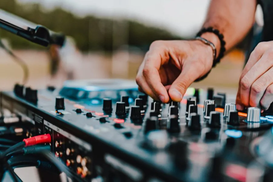 La Justicia le prohibió trabajar en un evento a un DJ por no pagar la cuota alimentaria