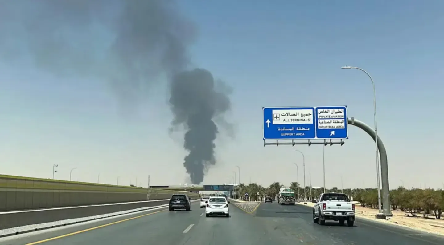 Ataque contra el corazón petrolero saudí: se incendió un depósito de Aramco cerca del aeropuerto de Riad tras alertas de amenaza aérea