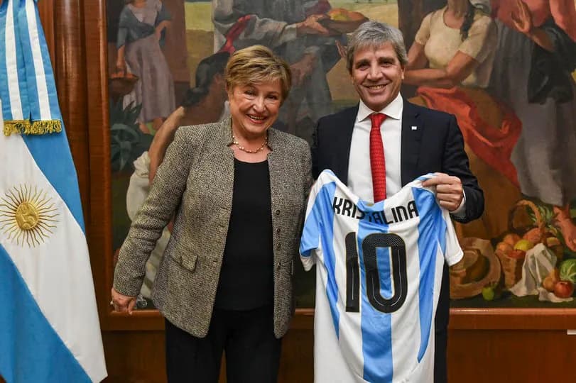Argentina enfrenta una nueva revisión del FMI con US$900 millones en juego