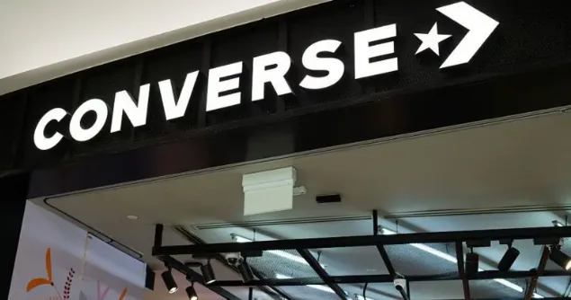 Converse retiró una campaña publicitaria tras acusaciones de racismo e imaginería vinculada al Ku Klux Klan