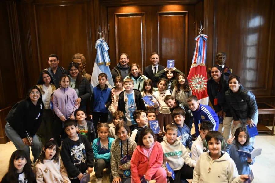 Víctor Araujo recibió en Casa de Gobierno a una delegación escolar de Tucumán