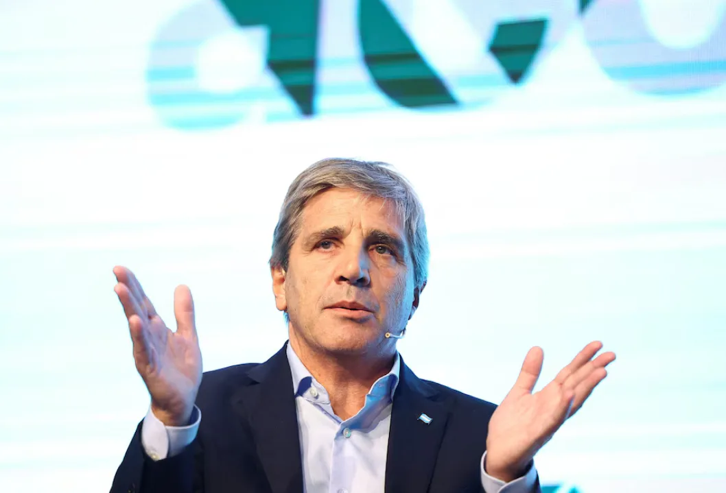 Caputo remarcó la baja interanual de la pobreza pese al incremento registrado en el primer semestre de 2026