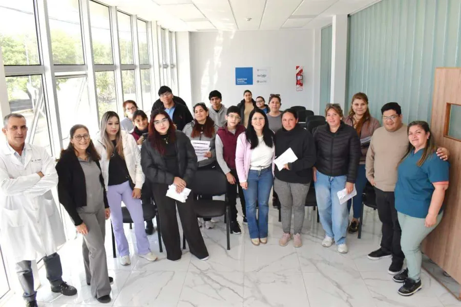 Entregaron anteojos recetados de forma gratuita a vecinos de Fernández en un operativo de salud visual