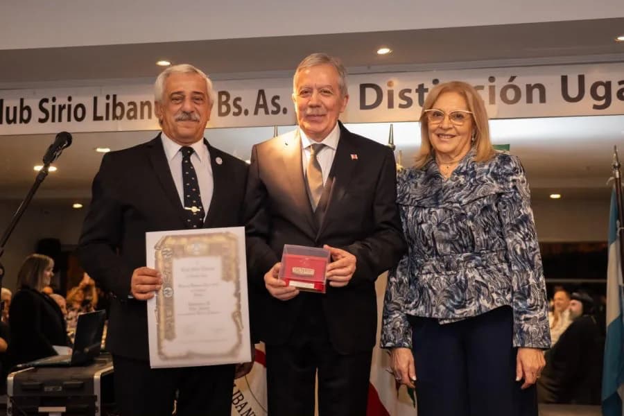 El gobernador Elías Suárez recibió la prestigiosa Distinción Ugarit en la categoría Política