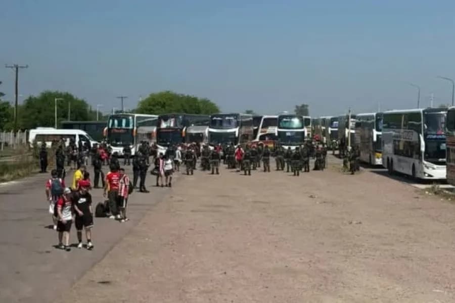 Demoraron a hinchas de Estudiantes en Loreto: el operativo fue de Gendarmería Nacional y no de la Policía