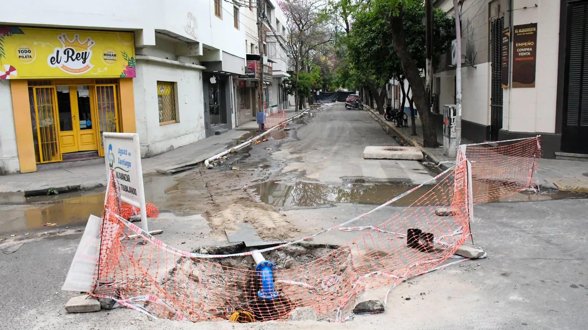 La Municipalidad de la Capital multó a la empresa Aguas de Santiago por derrames de líquidos cloacales en el centro